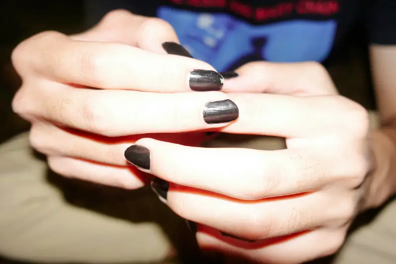 Nail detail — the precision standard at Luzes's